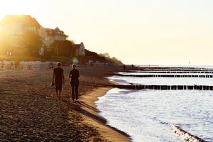 Pärchen im Sonnenuntergang am Strand