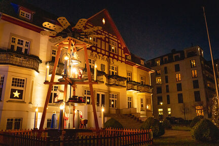 Weihnachtspyramide vor dem Rathaus Kühlungsborn Ost