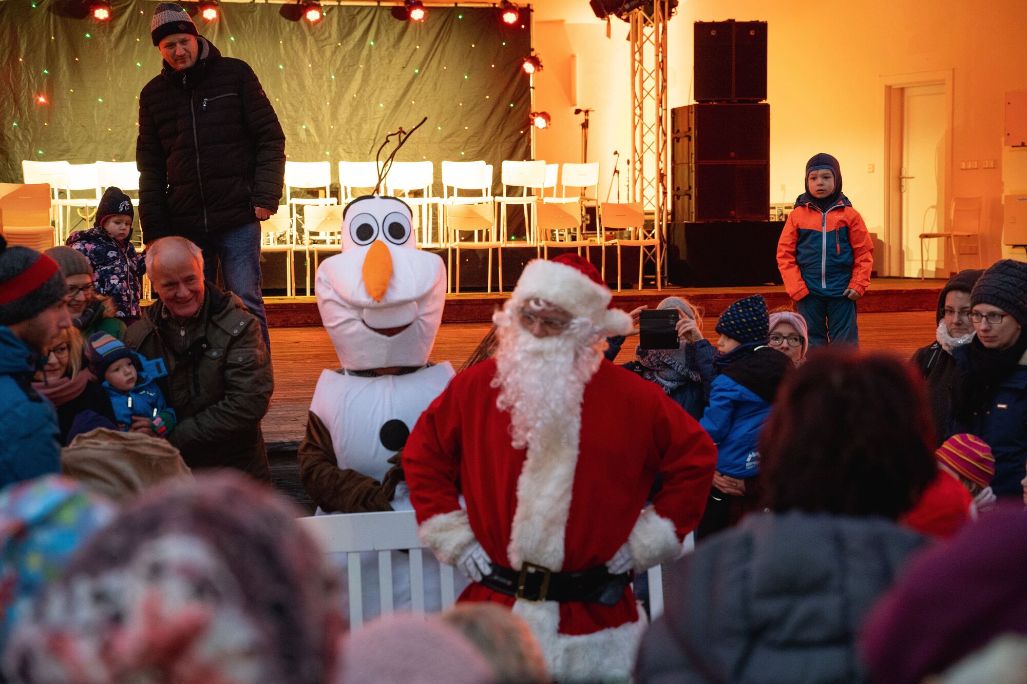 Weihnachtsmann und Schneemann Olaf im Konzertgarten West Kühlungsborn