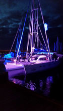 beleuchteter Katamaran, Sailing Piano Bootshafen Kühlungsborn